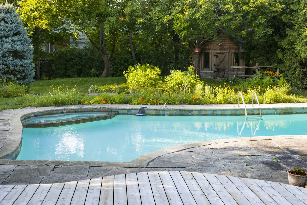 Piscina de Concreto: Como Fazer e mais 2 Inspirações Elegantes!