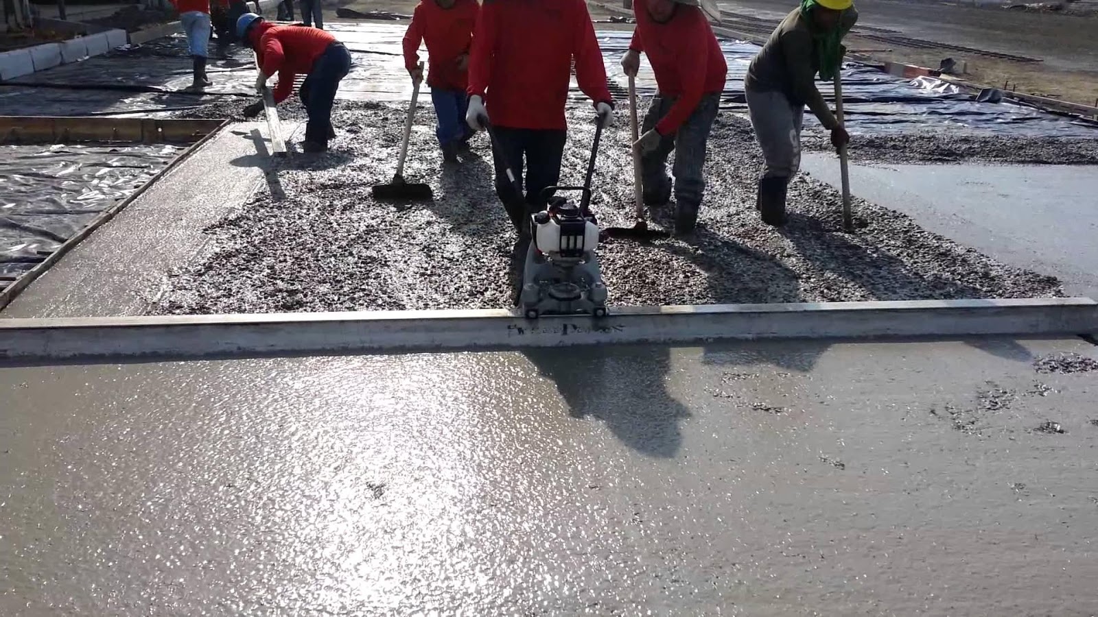 Adensamento do concreto: o que é e qual é a importância para as obras?